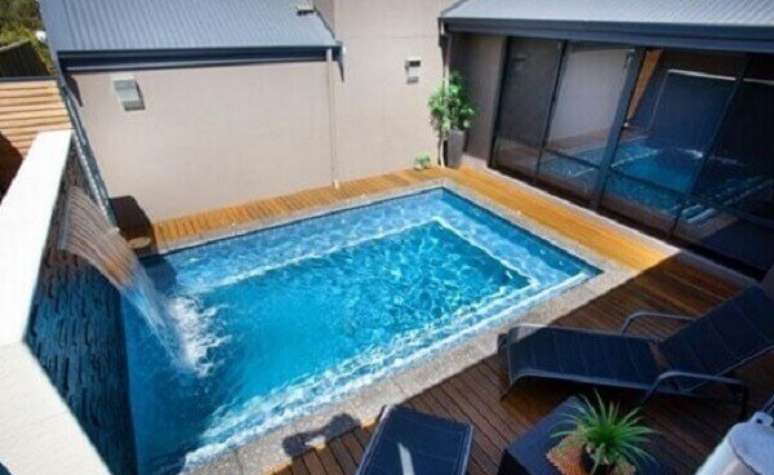 20. O azulejo para piscina azul se harmoniza com a decoração do projeto. Fonte: Plantas de Casas