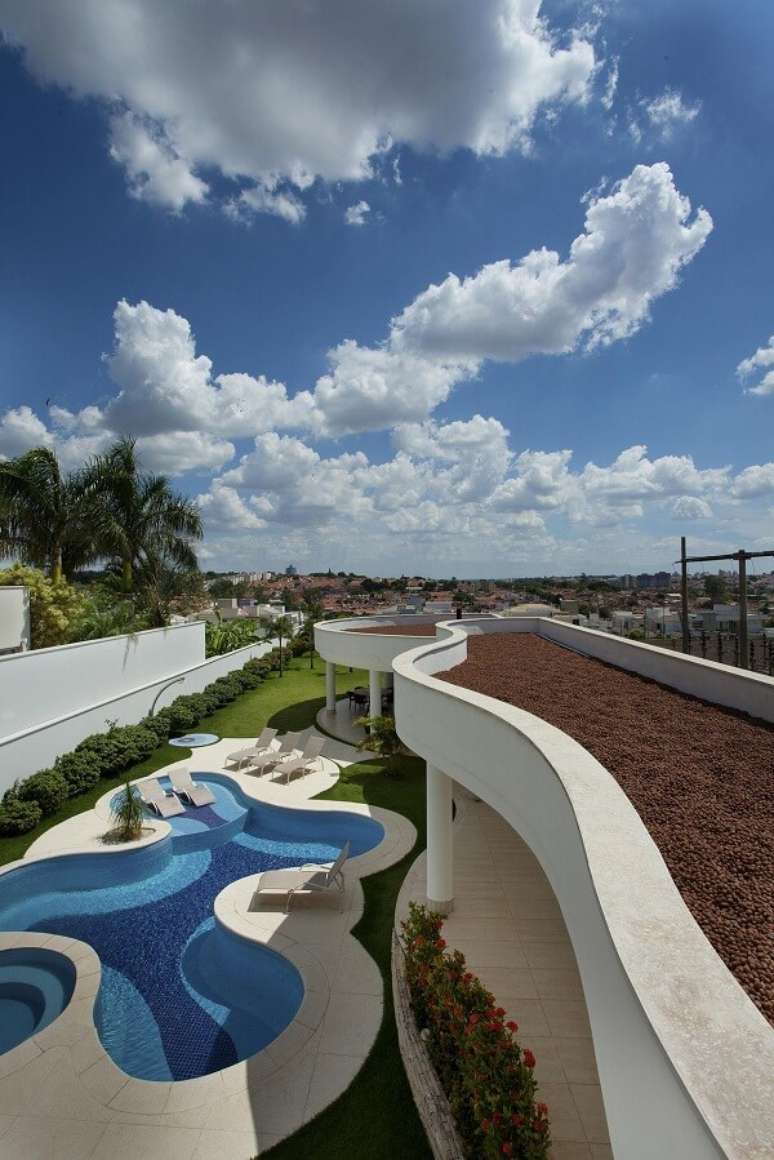 34. Observe como o azulejo azul para piscinas se destaca na foto a&eacute;rea. Projeto por Aquiles Nicolas K&iacute;laris