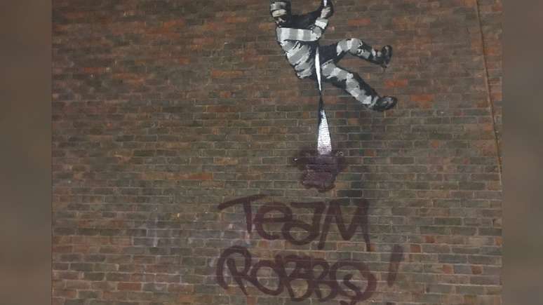 Palavras "Team Robbo" foram pintadas sobre arte de Banksy