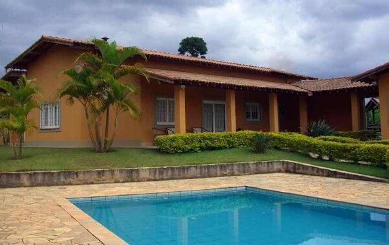 37. A fixa&ccedil;&atilde;o do azulejo para piscina deve ser feita de prefer&ecirc;ncia por um profissional azulejista. Projeto por Id&aacute;lia Daudt