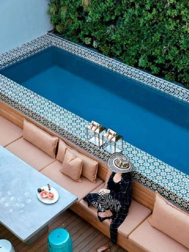 2. O azulejo para borda de piscina se destaca na &aacute;rea externa. Fonte: Pinterest