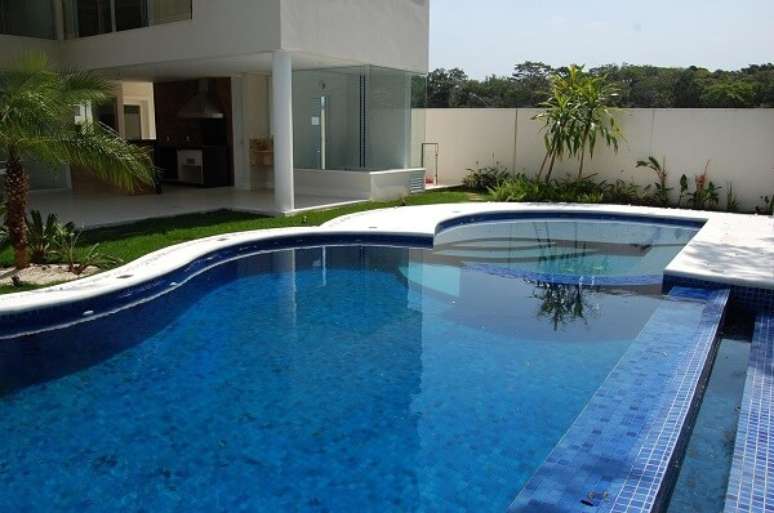 21. O azulejo para piscina de alvenaria apresenta um bom custo benefício. Projeto por Alexandre Ferraz de Oliveira