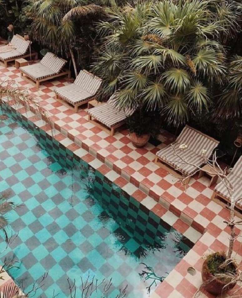 3. Os azulejos para piscinas transformam a decoração de diferentes áreas externas. Fonte: Pinterest