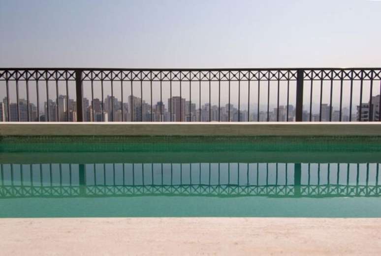 36. O azulejo para piscina verde traz um toque de cor para a &aacute;rea externa. Projeto por F&aacute;bio Morozini