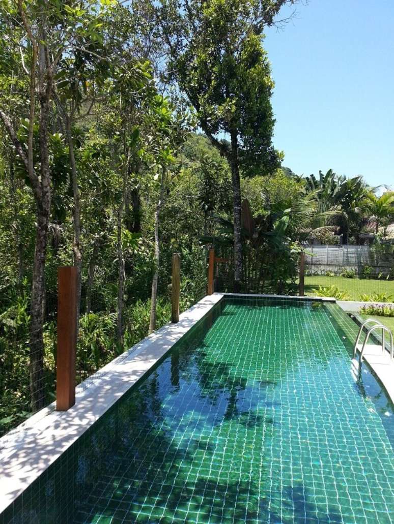 7. O azulejo para piscina verde conversa com a paisagem do local. Fonte: Olegário de Sá & Gilberto Cioni