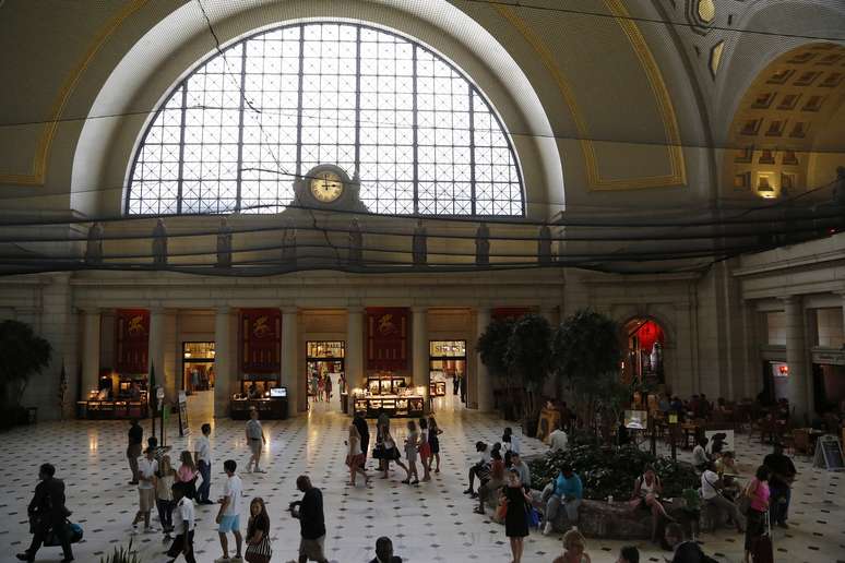 Pessoas caminham pela Union Station em Washington