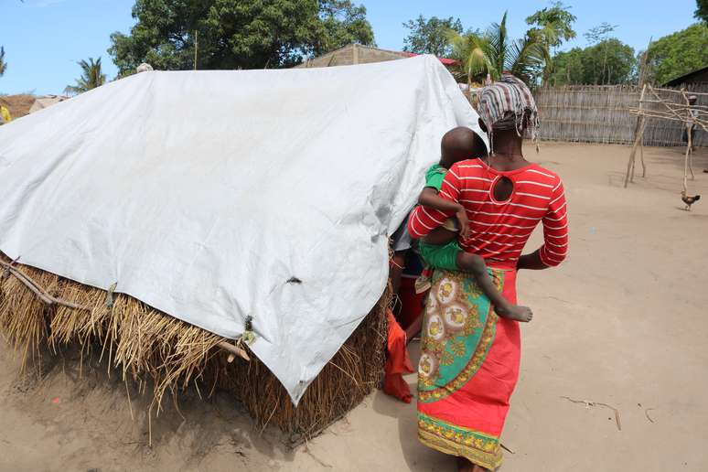 Mulher caminha com seu filho em campo de desalojados em Cabo Delgado, província no norte de Moçambique
26/01/2021 Rui Mutemba/Save the Children/Divulgação via REUTERS