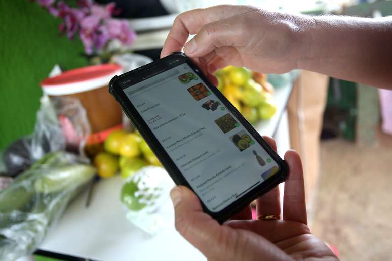 Consumidora utiliza aplicativo de compras em Piedade (SP) 
08/04/2020
REUTERS/Rahel Patrasso