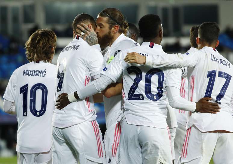 Joagadores do Real Madrid comemoram gol na vitória por 3 a 1 sobre a Atalanta, pelas oitavas de final da Liga dos Campeões, em Madri. 16/3/2021 REUTERS/Juan Medina