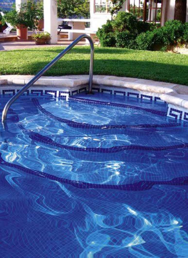 16. O azulejo azul para piscina é um dos modelos mais tradicionais. Fonte: Pinterest