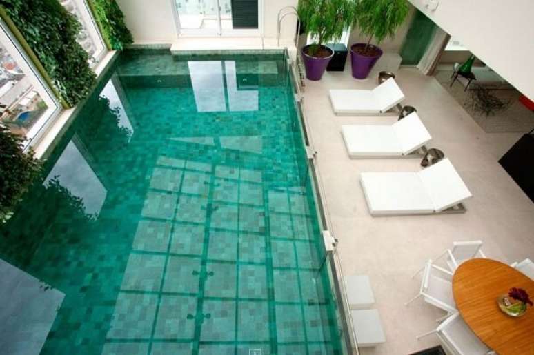 25. O azulejo para piscina verde decora essa &aacute;rea externa. Projeto por Fernanda Marques