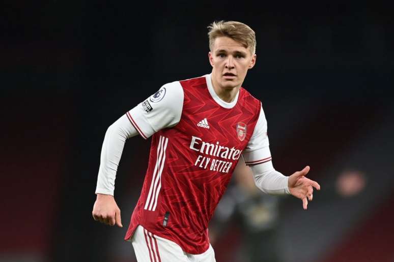 Odegaard vive bom momento com a camisa do Arsenal (Foto: SHAUN BOTTERILL / POOL / AFP)