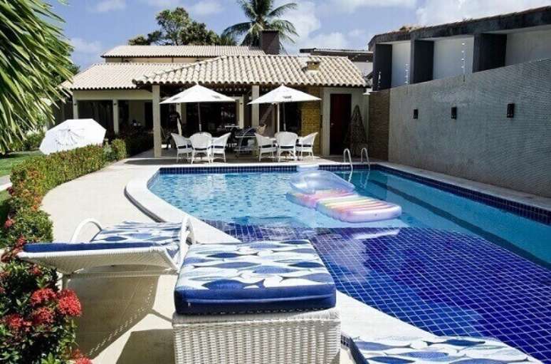 8. As placas de azulejo para piscina 30&times;30 s&atilde;o muito procuradas pelo p&uacute;blico. Projeto por C&eacute;lia Beatriz