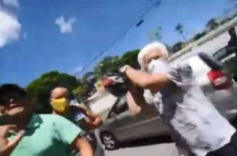 Manifestante usa capacete para agredir repórter fotográfico em Belo Horizonte