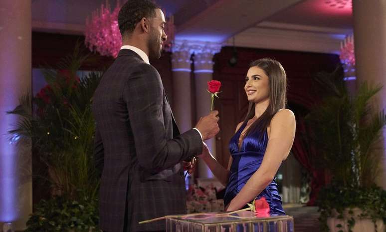 Matt em uma das vezes que deu uma rosa a Rachael, senha que mantém a pretendente no jogo de sedução do ‘The Bachelor’