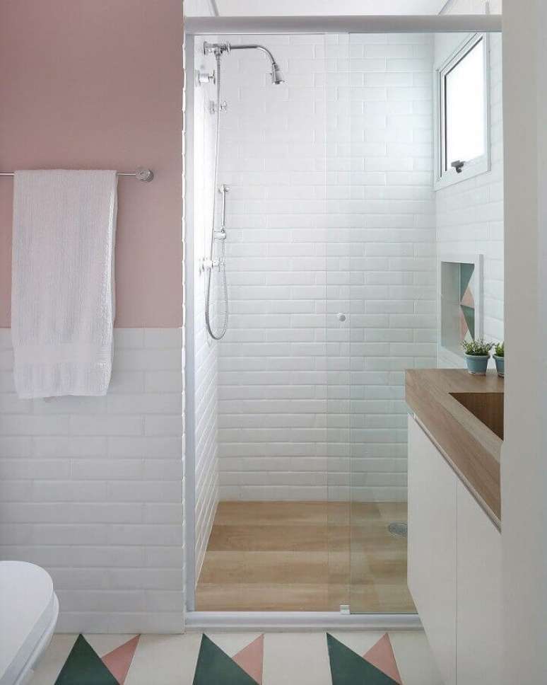 18. Modelos de azulejos para banheiro branco e rosa decorado com piso colorido. Foto: Pinterest