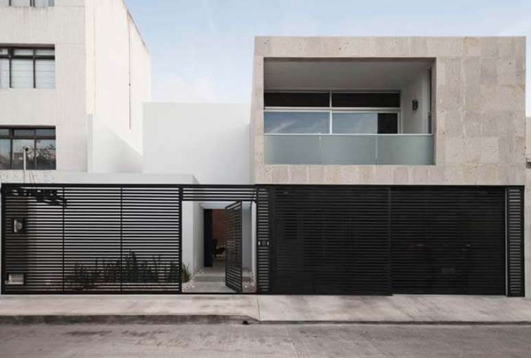 59. Port&atilde;o de ferro amplo preto em casa moderna. Foto de Tongue Twisters