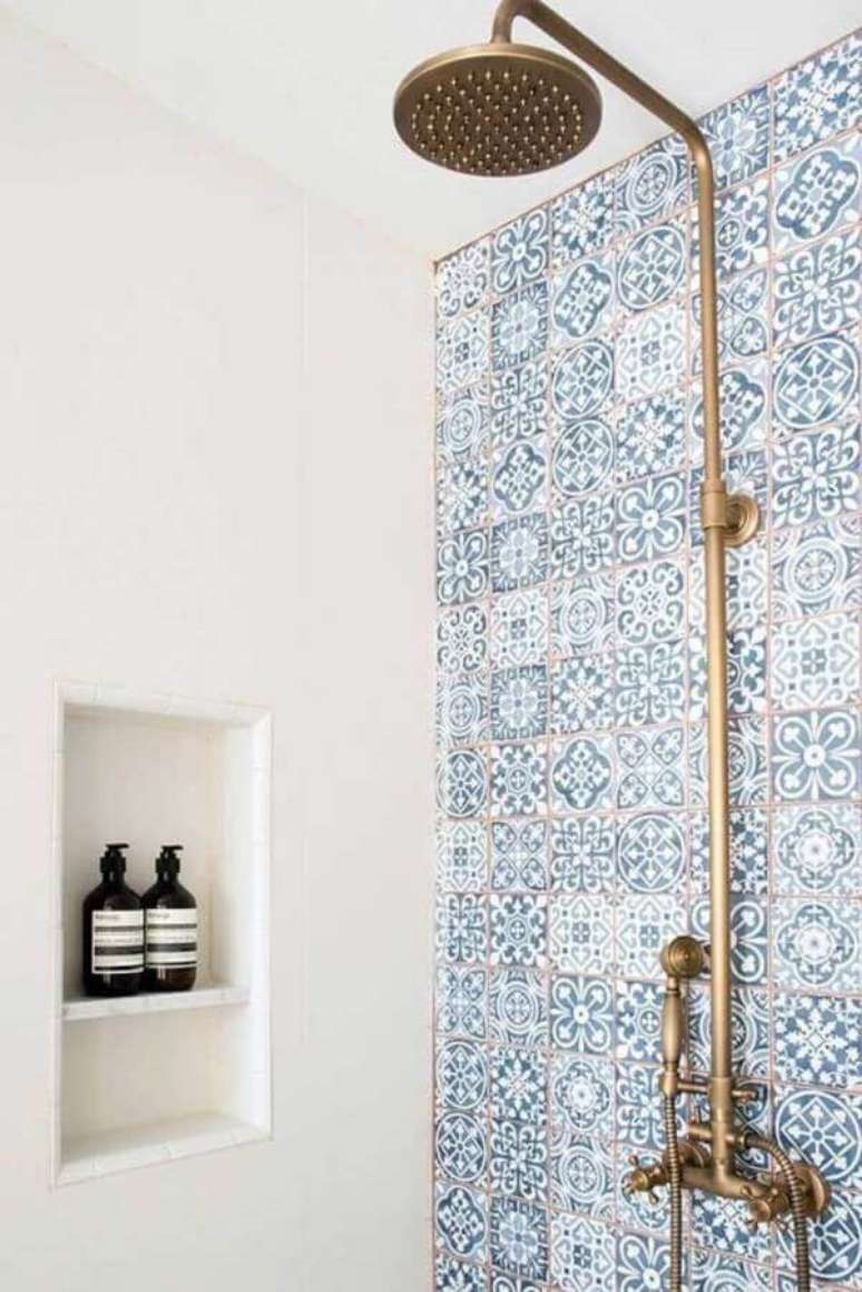 19. Modelo clássico de azulejo de banheiro estampado. Foto: Pinterest