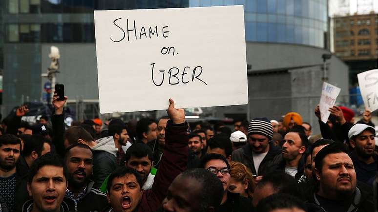 'Vergonha, Uber', diz um cartaz em protesto de motoristas em Nova York