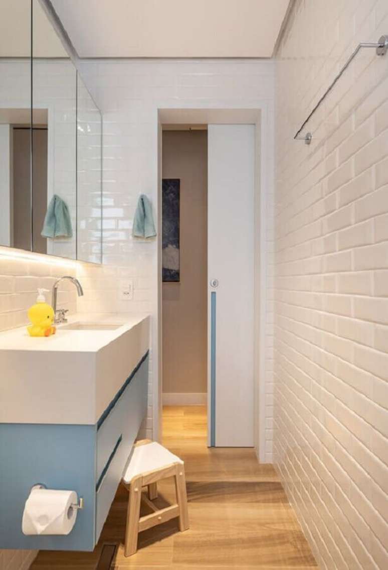 55. Azulejo de banheiro pequeno branco decorado com gabinete planejado azul pastel. Foto: Marina Carvalho – Arquitetura