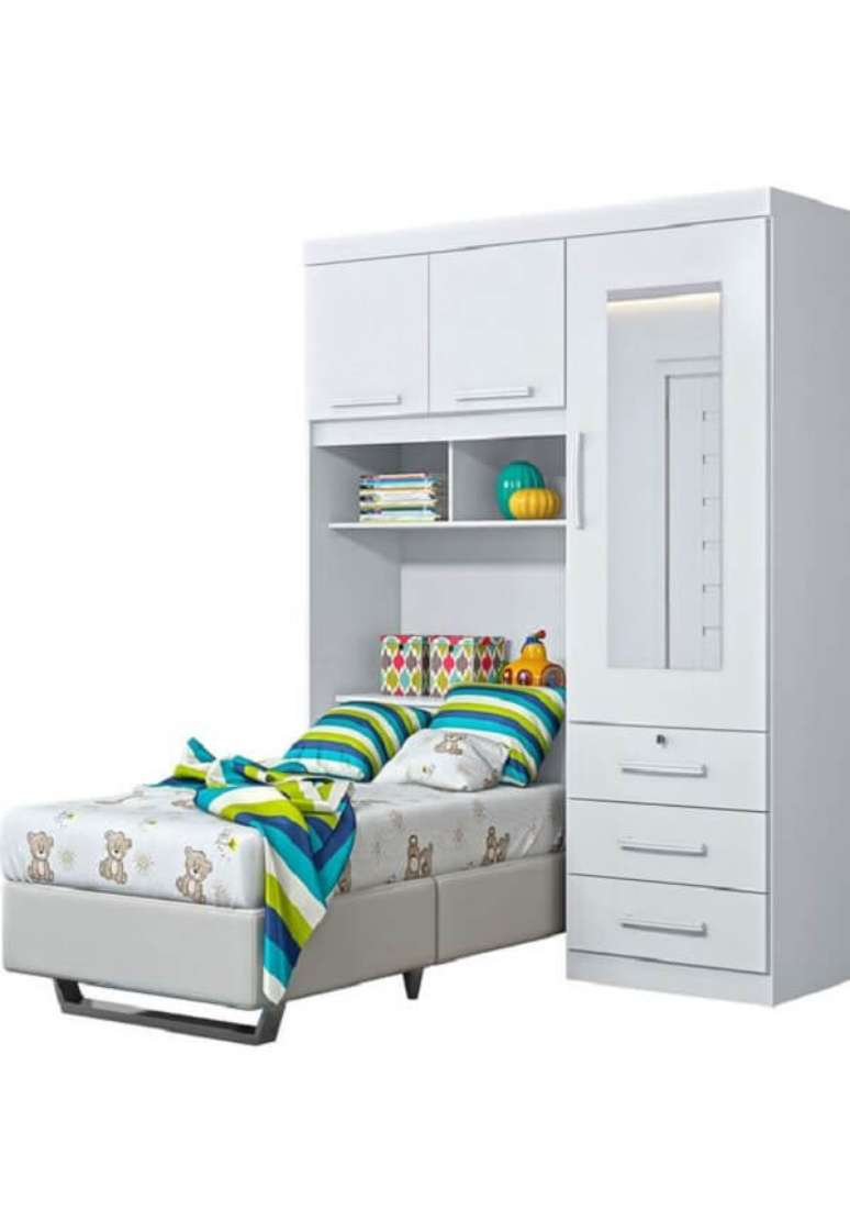 45. O guarda-roupa infantil com cama embutida otimiza o espaço do quarto dos pequenos. Fonte: Pinterest