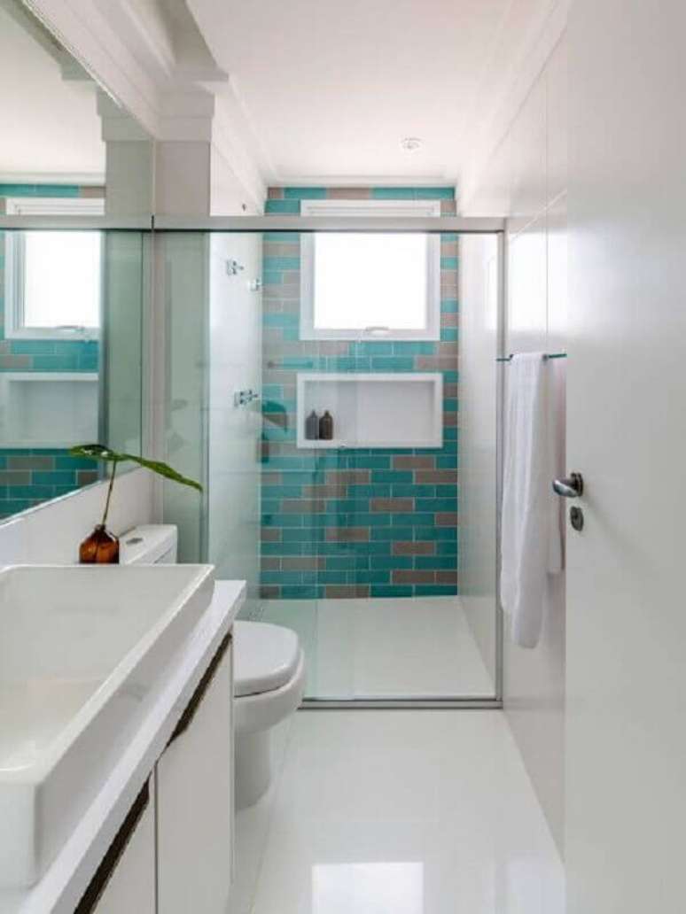 9. Decoração clean com azulejo para parede de banheiro pequeno. Foto: Jeito de Casa