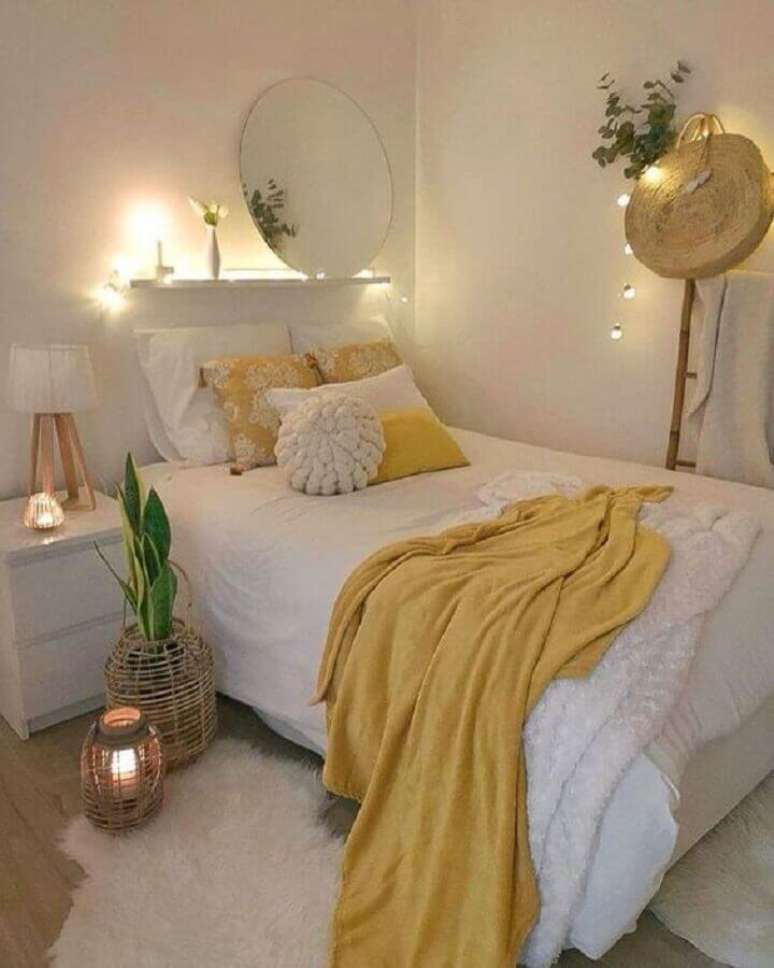 54. Ideias de quarto feminino pequeno e simples decorado todo branco com detalhes em amarelo – Foto Pinterest