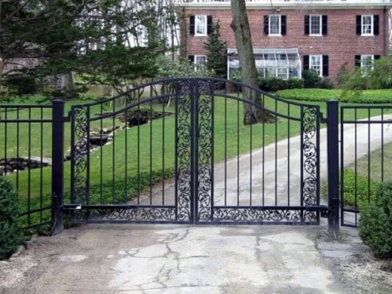 60. Portão de ferro preto para entrada de carros em casa de campo. Foto de Tri State Gate