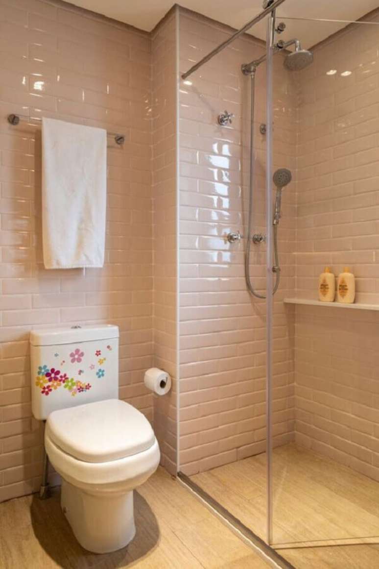30. Decoração simples com azulejo cor de rosa claro para banheiro. Foto: Marina Carvalho – Arquitetura