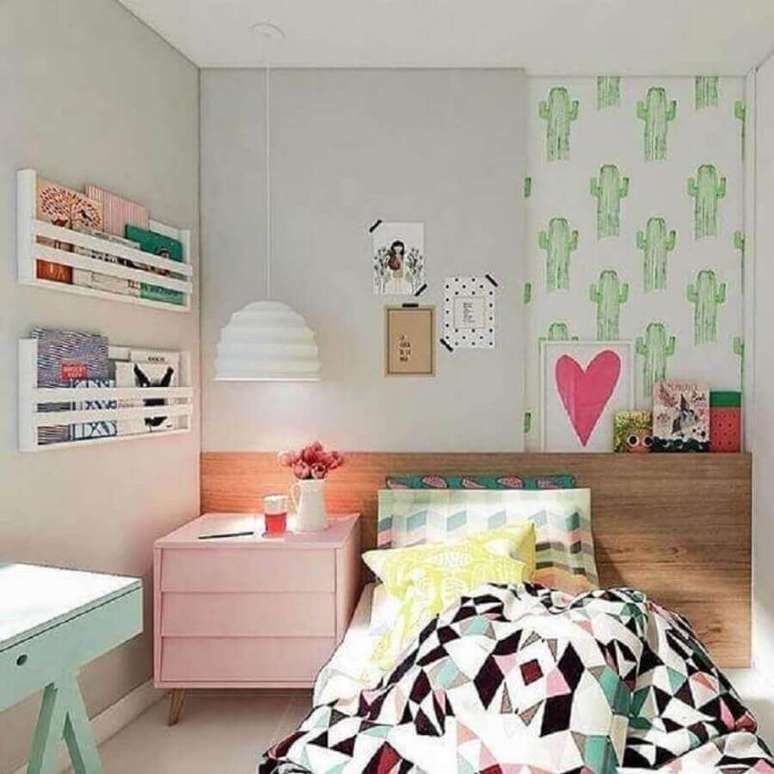 24. Quarto infantil feminino pequeno decorado com papel de parede de cactos e criado mudo cor de rosa – Foto Manga Rosa Arquitetura