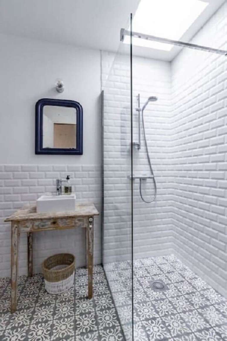 48. Azulejo para parede de banheiro branco decorado com piso antigo. Foto: Editions de l’Arkhan