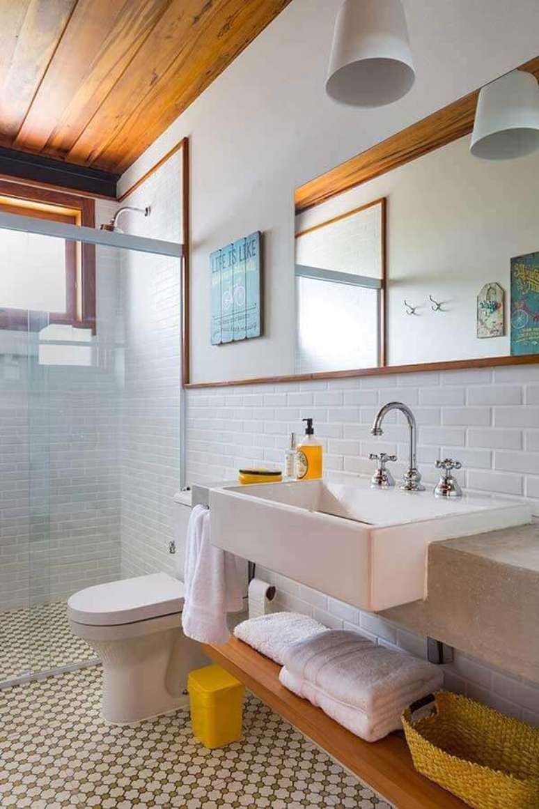 27. Decoração simples com azulejo de banheiro branco. Foto: Home Fashion Trend