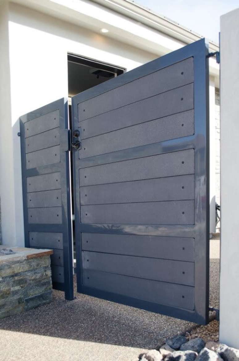 58. Port&atilde;o de ferro azul lateral. Foto de Titan Architectural Products of Utah