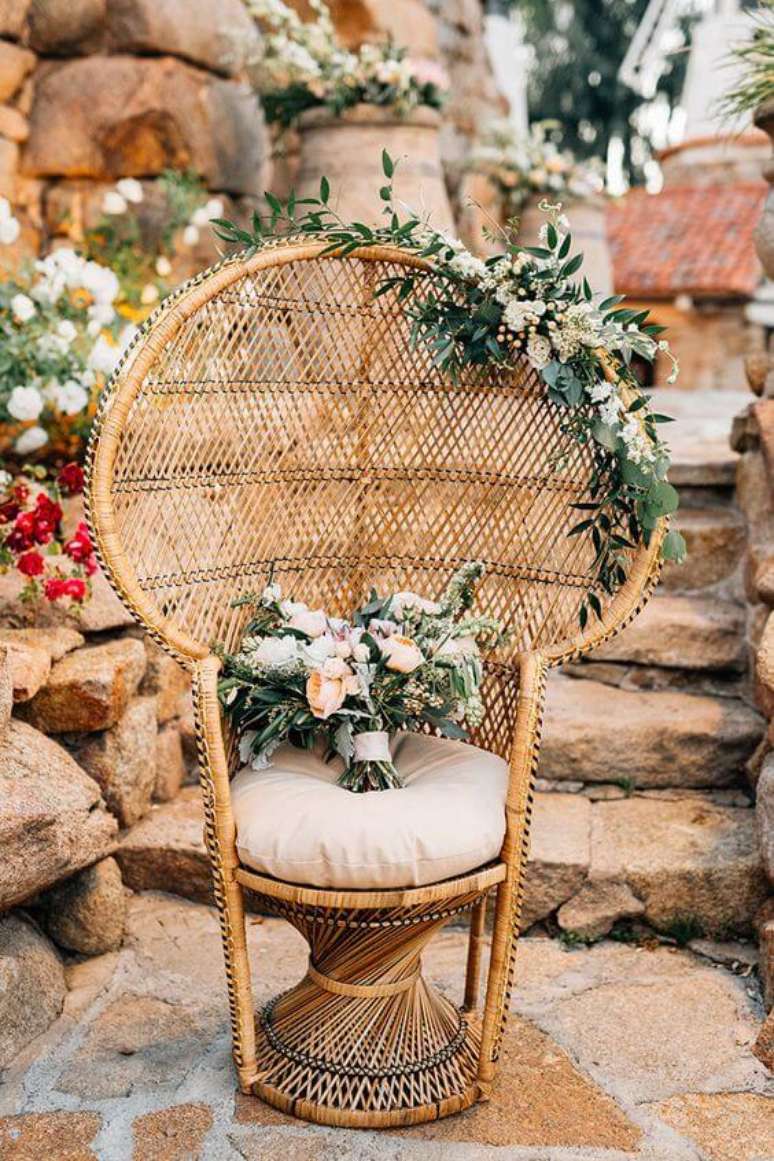 29. Poltrona de vime decorada com flores &ndash; Foto Pintrest
