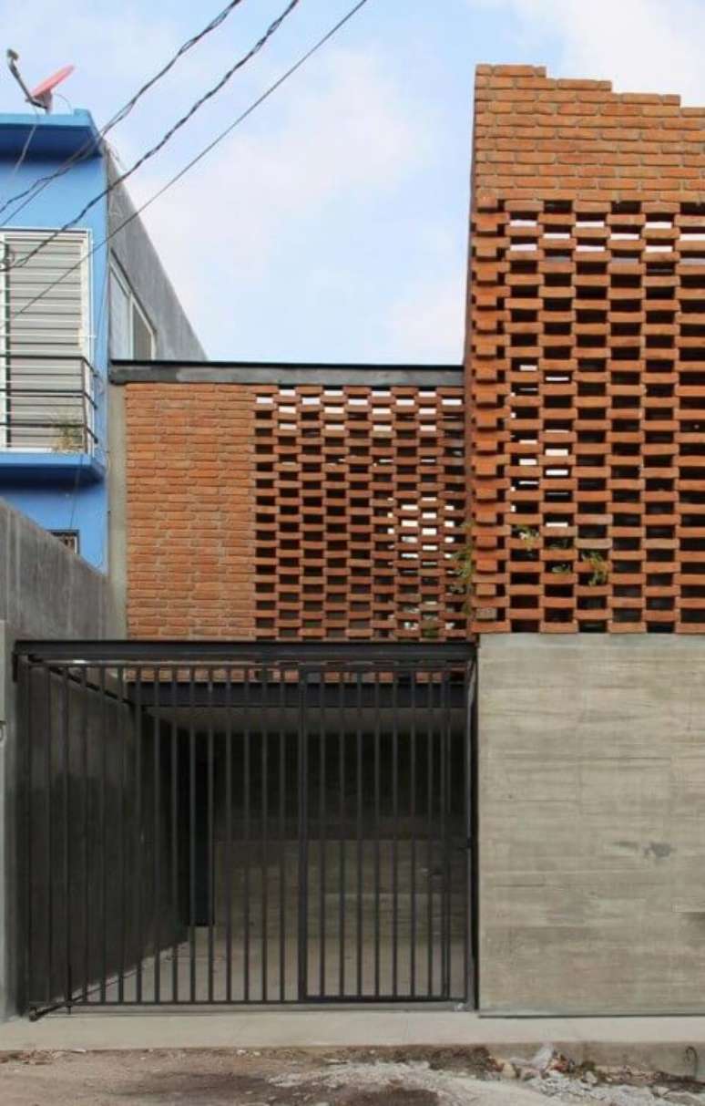 44. Portão de ferro preto em projeto de casa diferente com tijolinho à mostra. Foto de Pinterest