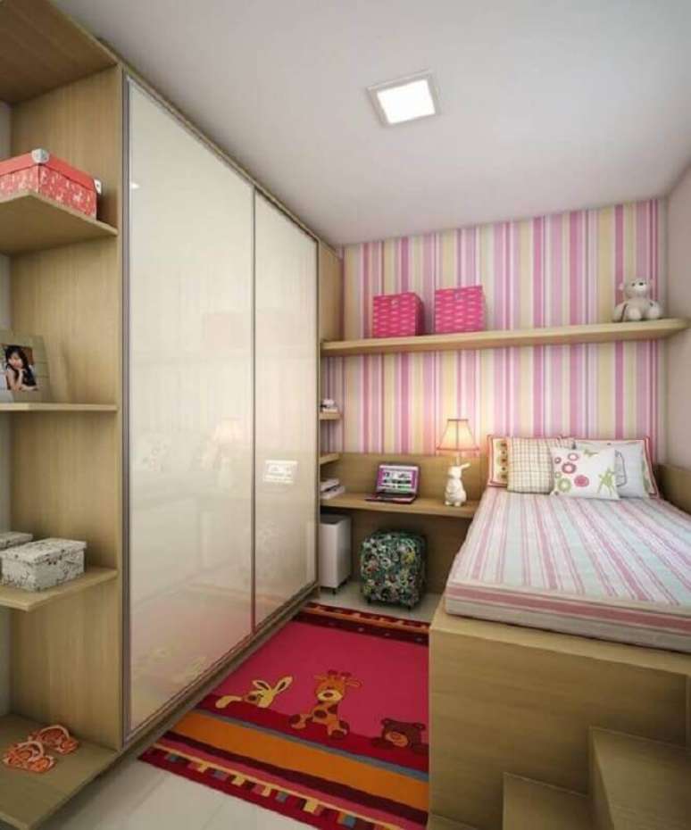 49. Decoração simples com papel de parede listrado para quarto infantil feminino pequeno – Foto Pinterest