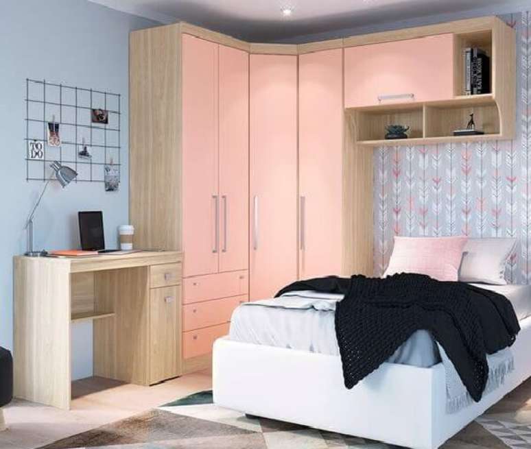 15. Decoração em tons de rosa conta com guarda-roupa com cama embutida de solteiro. Fonte: Pinterest