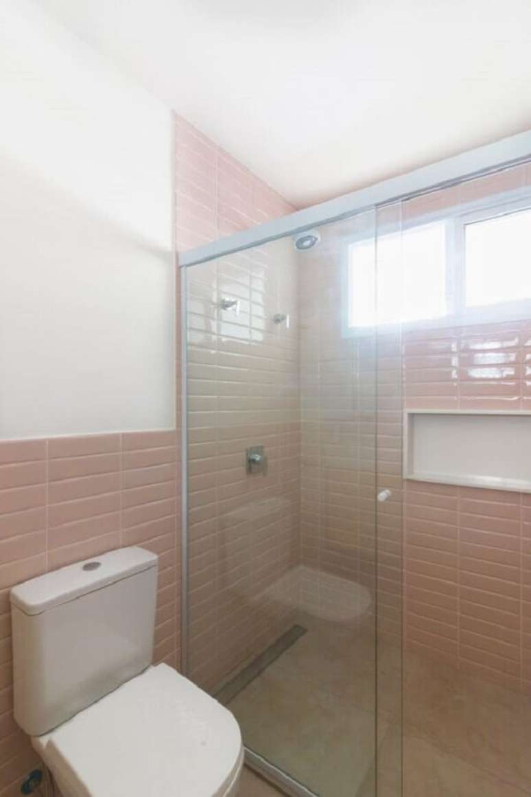 26. Decoração simples com azulejo para parede de banheiro branco e rosa pastel. Foto: Iná Arquitetura