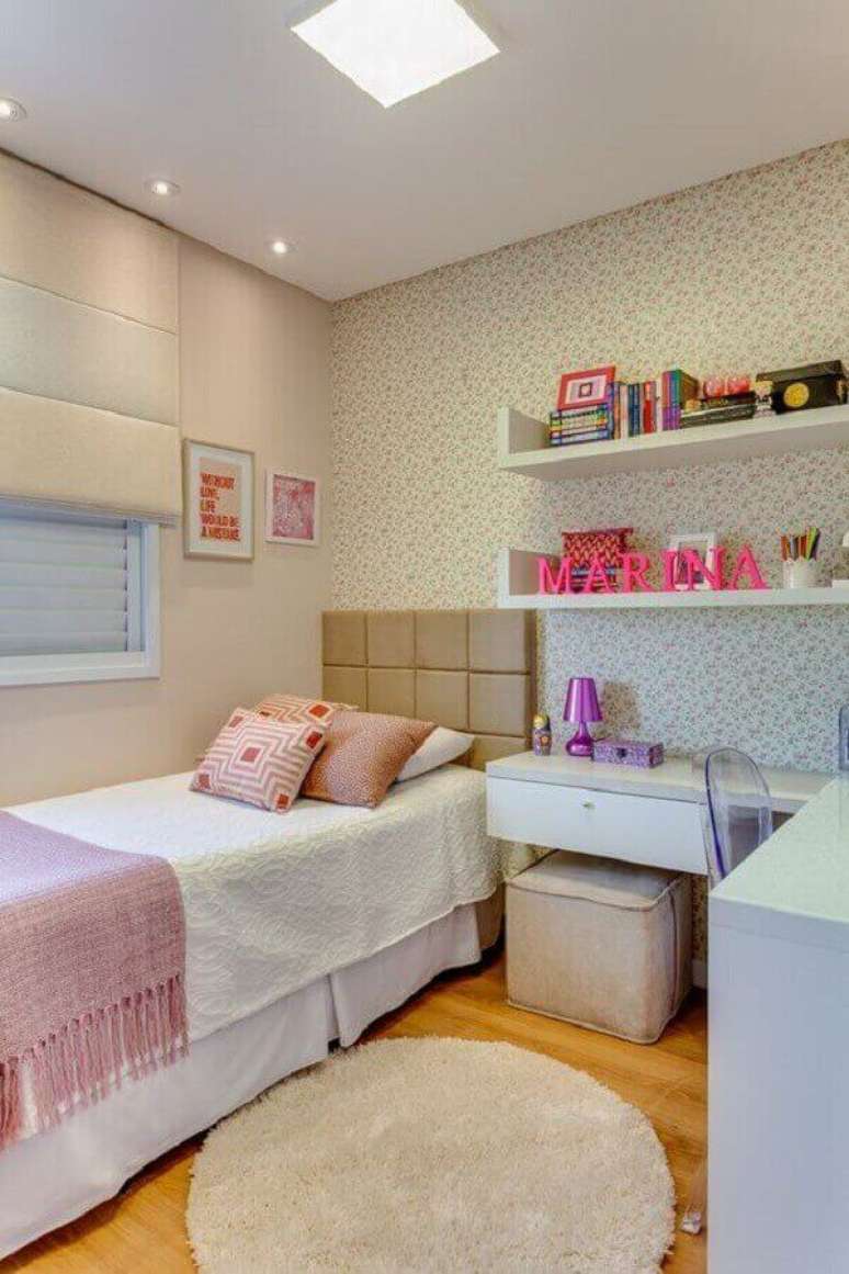 18. Quarto de solteiro feminino pequeno e simples decorado com tapete redondo e papel de parede floral – Foto Rúbia M. Vieira Interiores