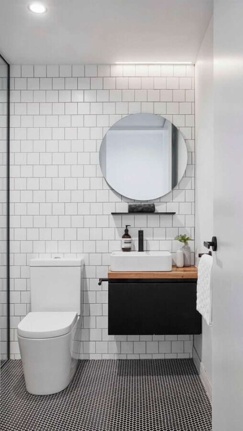36. Decoração minimalista com azulejo de banheiro branco e preto com gabinete pequeno suspenso. Foto: One Kindesign