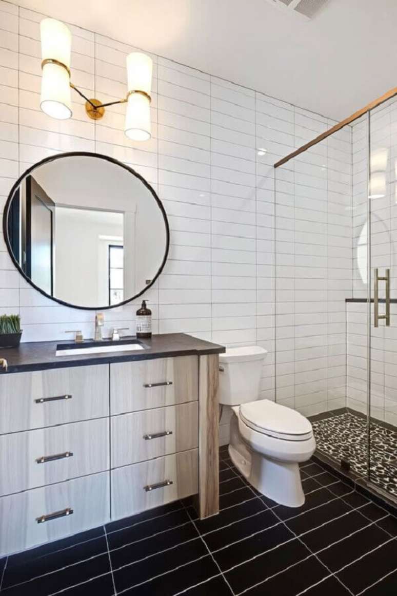 44. Decoração com azulejo de banheiro branco e piso preto. Foto: Apartment Therapy
