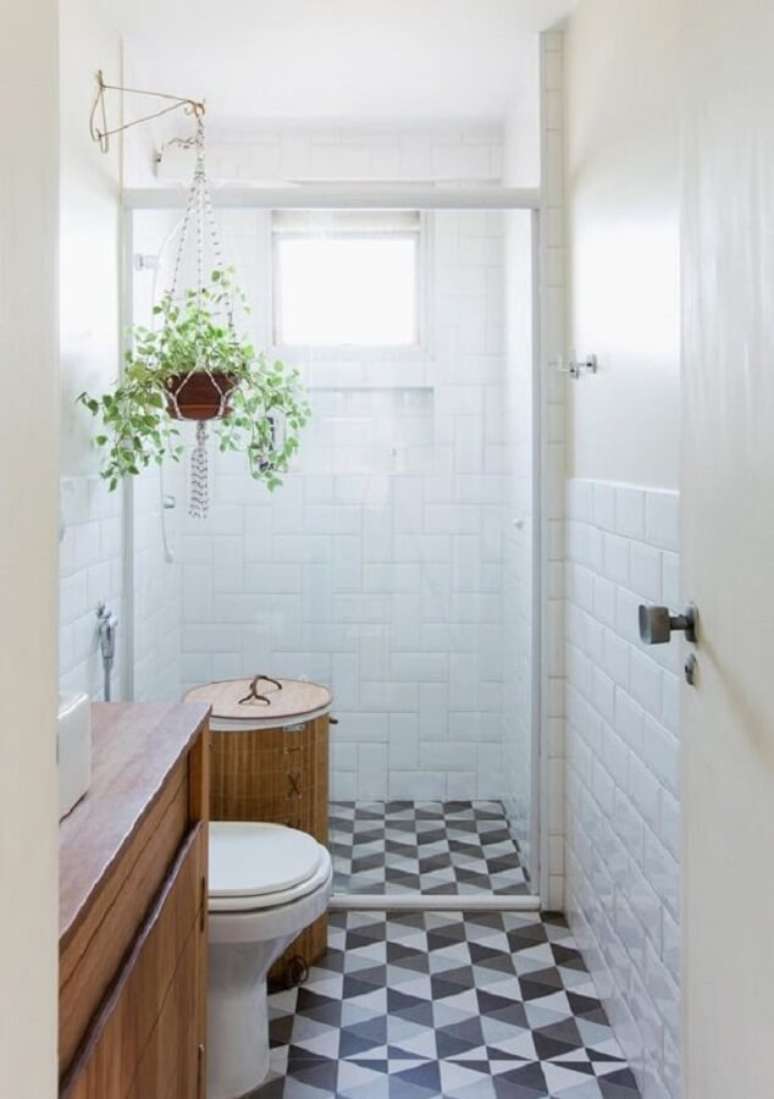 15. Azulejo de parede para banheiro pequeno decorado com piso geométrico. Foto: Histórias de Casa