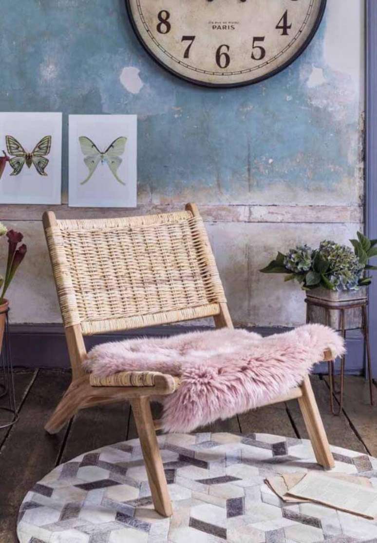 27. Poltrona de vime com almofada rosa de pelucia &ndash; Foto Pinterest
