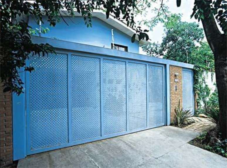 18. Portão de ferro azul combinando com a fachada da casa de mesma cor. Foto de Pinterest