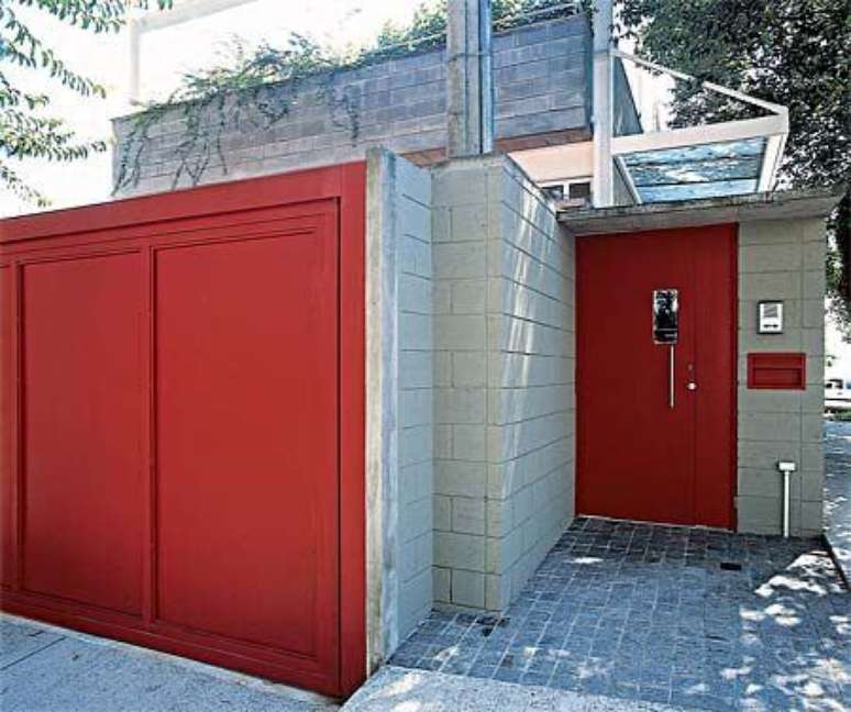 49. Portão de ferro vermelho combinando com a porta. Foto de Reforma em Geral