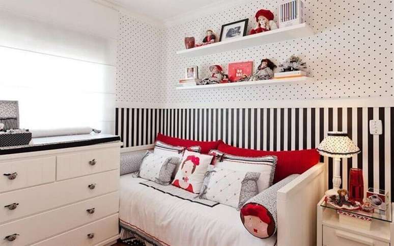 12. Papel de parede para decoração de quarto feminino pequeno branco e preto com detalhes em vermelho – Foto Pinterest