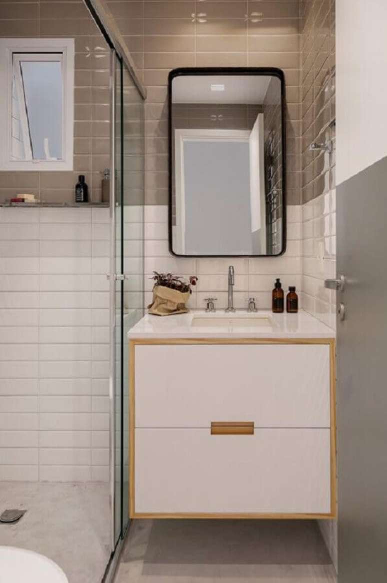 49. Azulejo para parede de banheiro cinza e branco decorado com gabinete suspenso pequeno. Foto: Studio elen saravalli Arquitetura