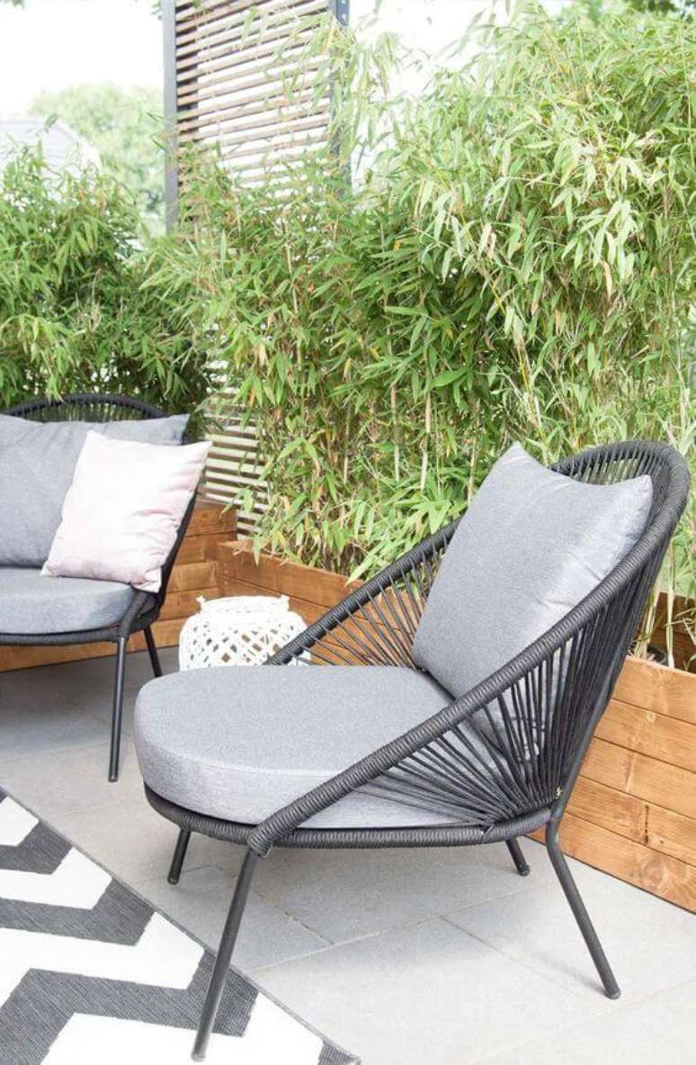 26. Poltrona de vime cinza com estofado da mesma cor &ndash; Foto Sori Writes