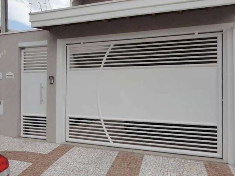 28. Foto de port&atilde;o de ferro branco combinando com a porta ao lado. Foto de F&aacute;brica de Port&atilde;o