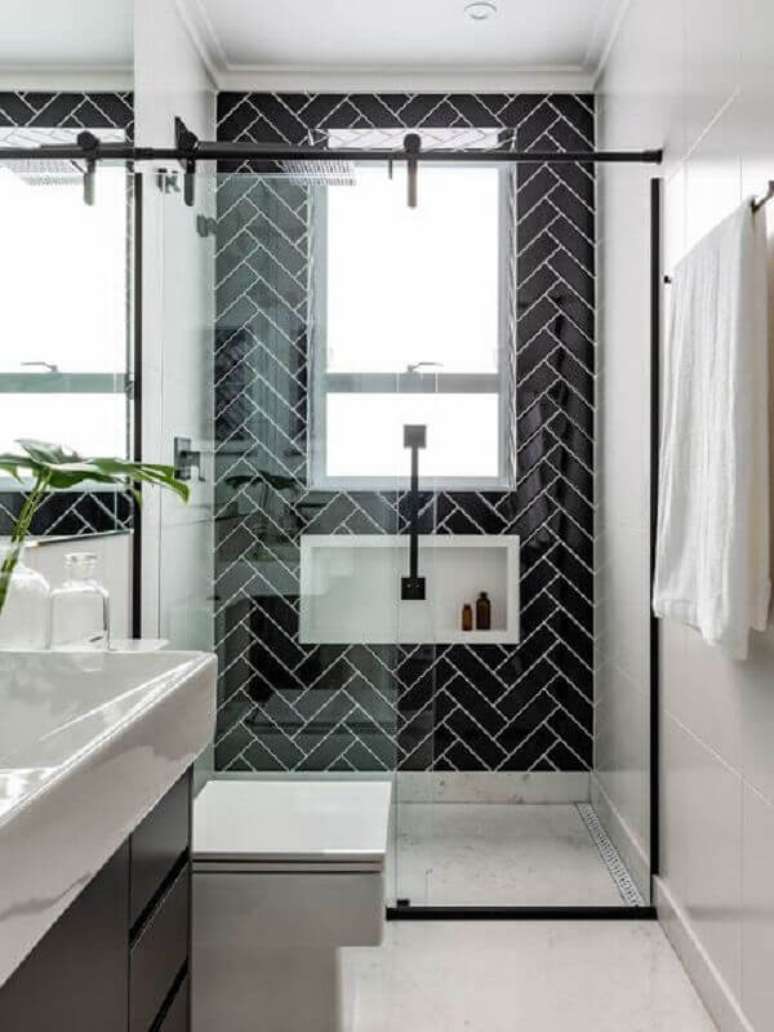 20. Ideias de azulejos para banheiro preto e branco decorado. Foto: Jeito de Casa